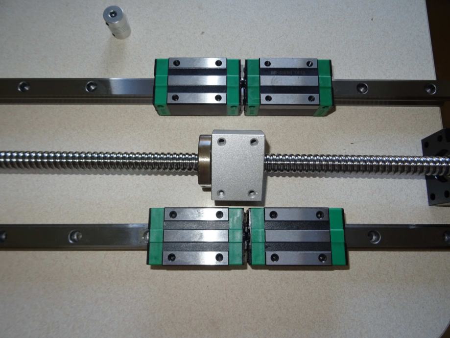Krogljična trapezna linearna vodila in navojno vreteno za izdelavo CNC