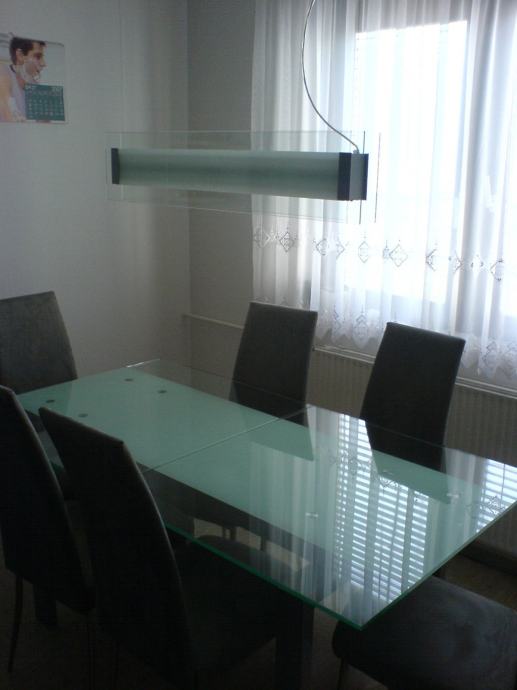 Raztegljiva steklena jedilna miza + opcijsko še luč