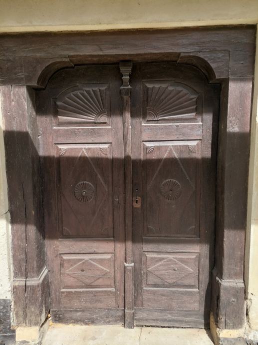 Stara lesena masivna dvokrilna vrata