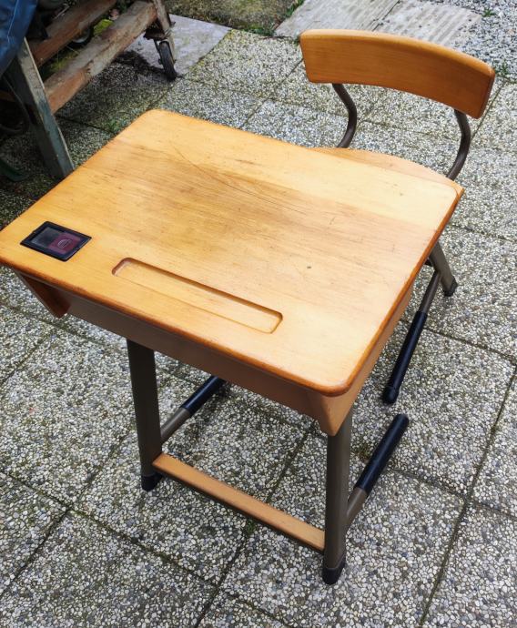 Šolska miza in stol Stol Kamnik držalo za  črnilnik  vdolbina za pero