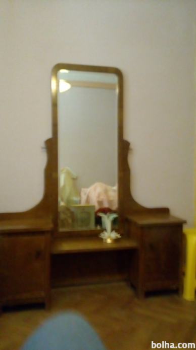 staro pohištvo ,toaletno ogledalo in dve omarici