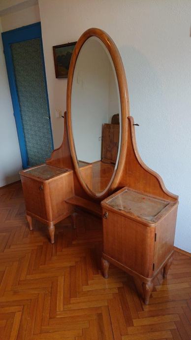 Starejša lesena komoda z velikim ogledalom