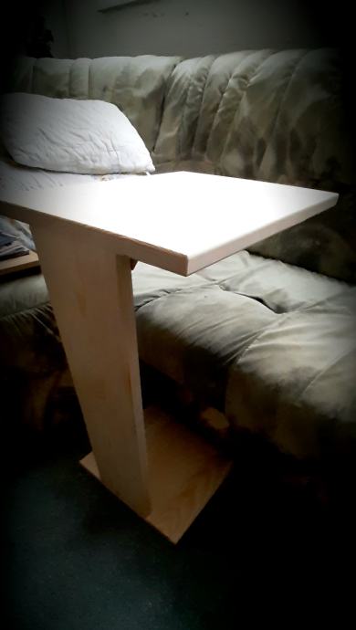 Pomožna mizica ob sedežni garnituri