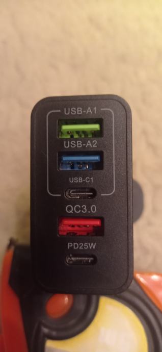 Polnilec USB 65W, 5 priklopov, novo, UK priklop, Ljubljana