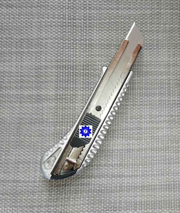 Kovinski nož za lepenko 18 mm