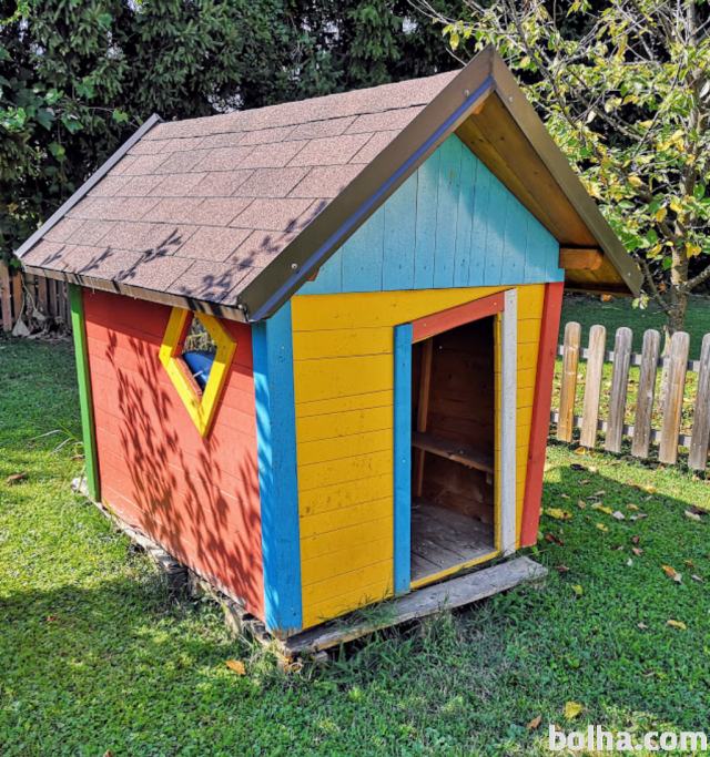 Otroška lesena hiška