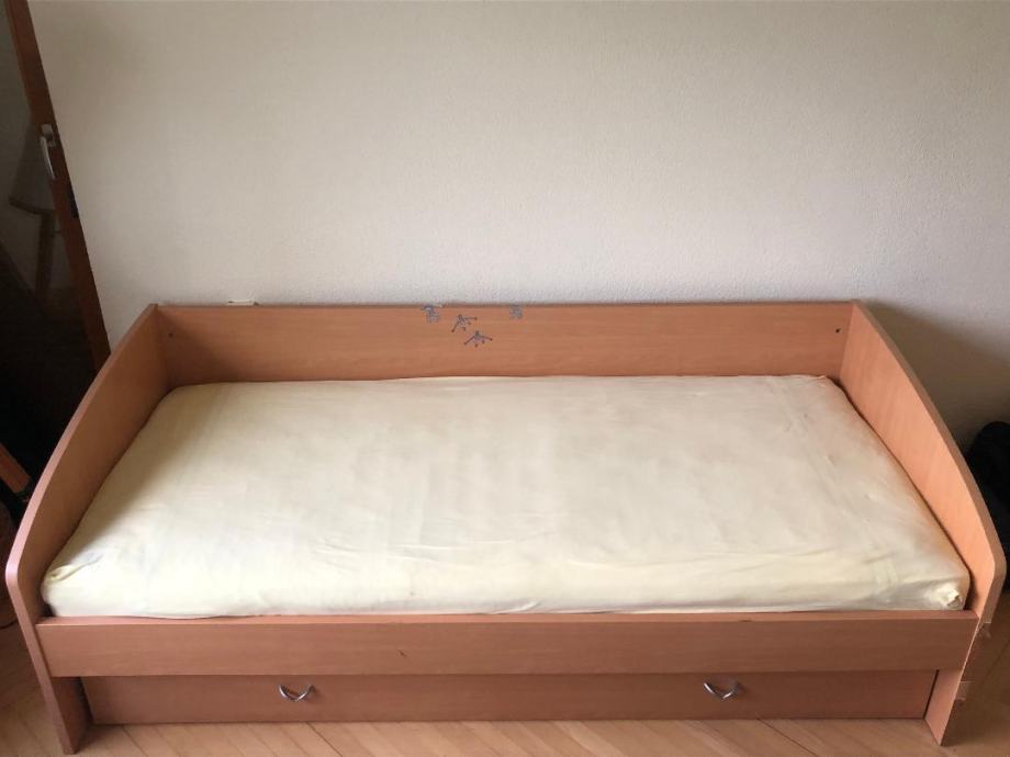 Lepo ohranjena postelja iz naravnega lesa