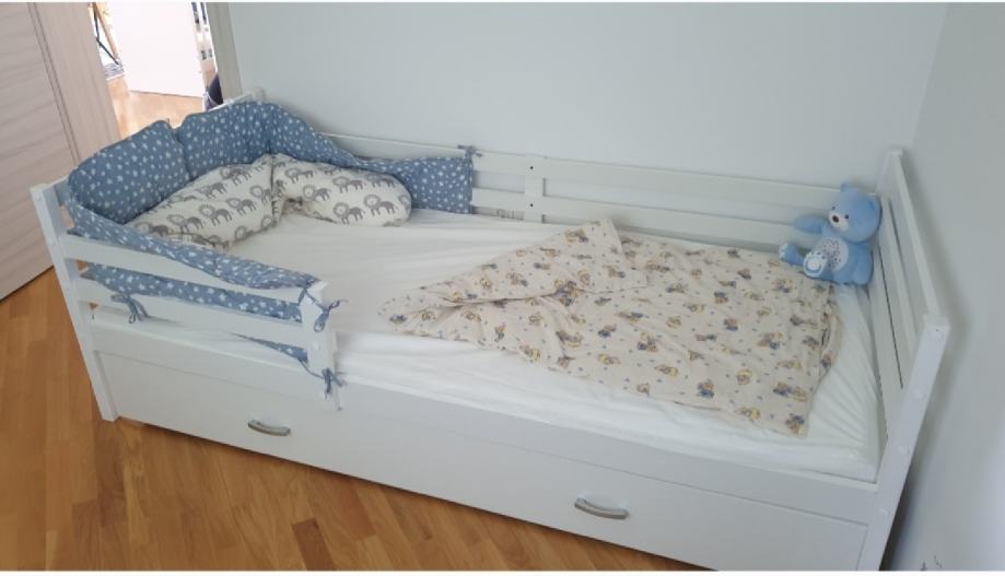 Otroška postelja z ograjo in predalom