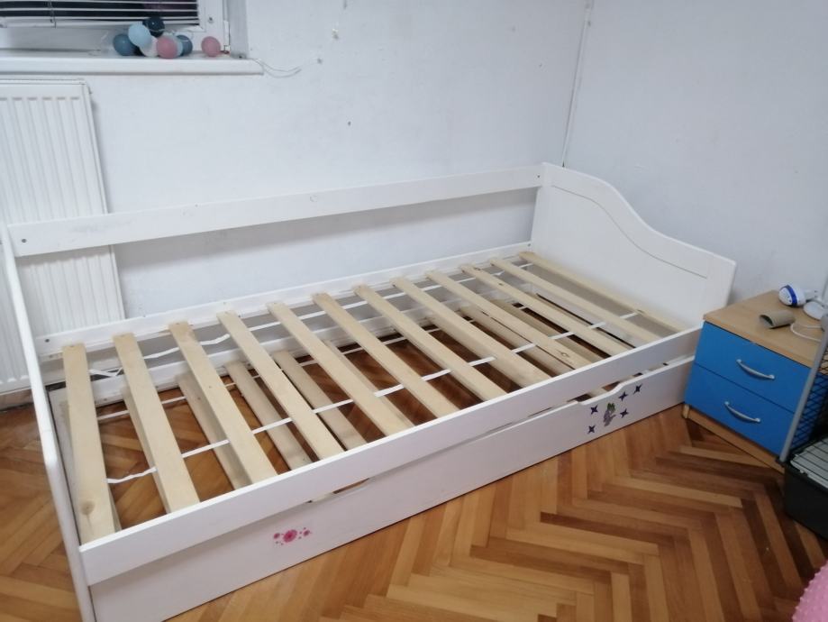 postelja z prostorom za dodano vzmetnico