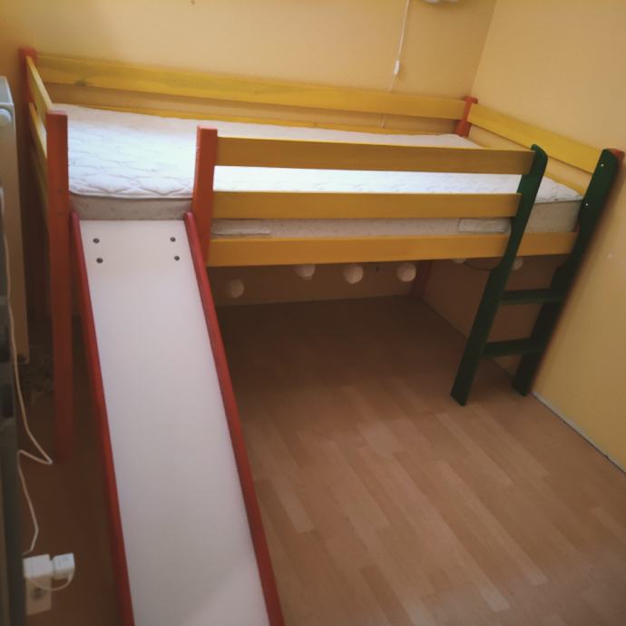 Visoka otroška postelja s toboganom