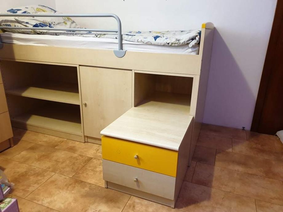 Visoka otroška postelja z omaro, policami in predalnikom