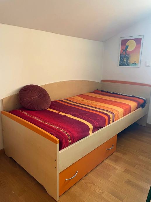 Dekliška postelja in omara