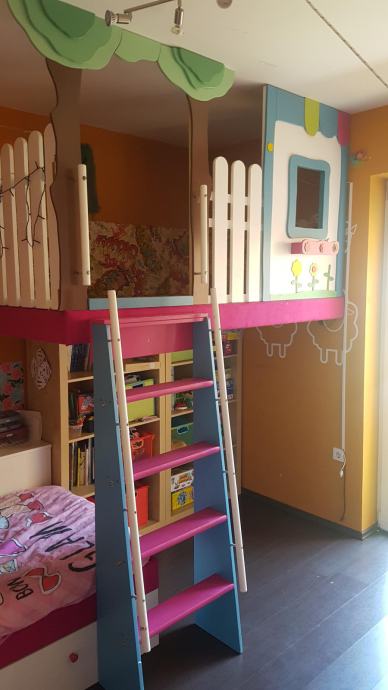 Otroška soba-narejena po meri s "hišico na drevesu"