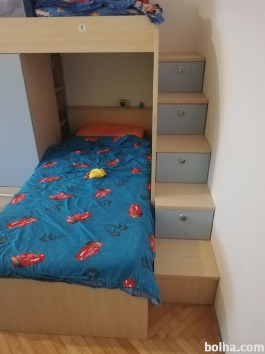 Otroška soba, pograd z omaricami in predalnik