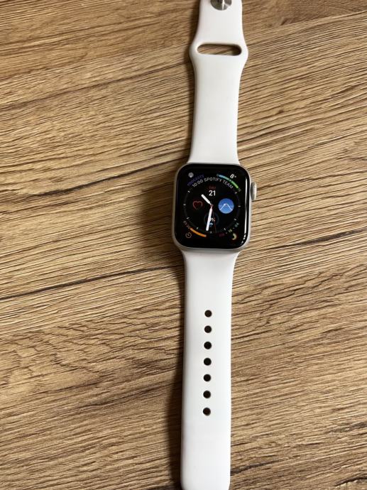 Apple Watch serija 5, 40 mm, srebrna