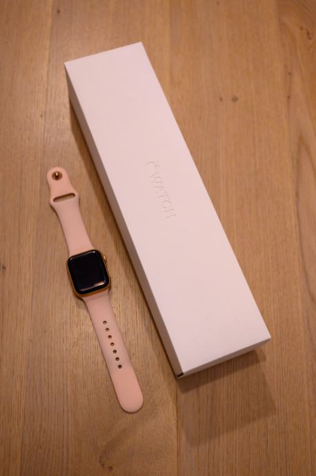 Apple Watch series 4 GPS 40 mm Gold + Pink Sand Sport pašček