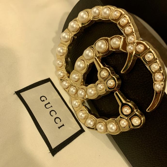 Wide Leather Gucci belt with pearls