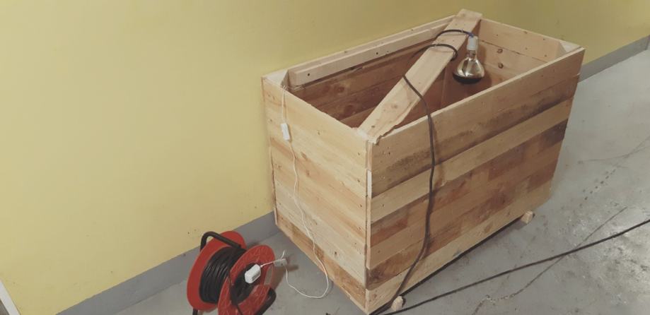 Leseni zaboj (hiša/hiška) za gretje inkubatorske perutnine