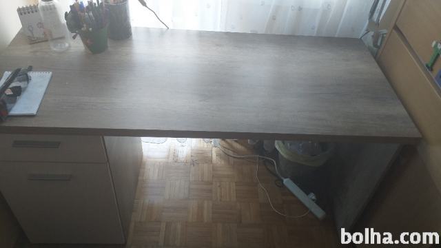 Pisalna miza in stol