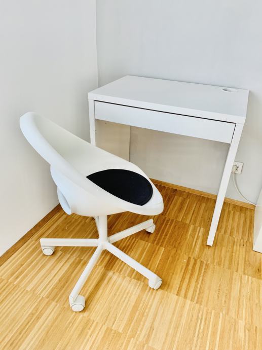 Računalniška miza MICKE in pisarniški vrtljiv stol LOBERGET / BLYSKÄR
