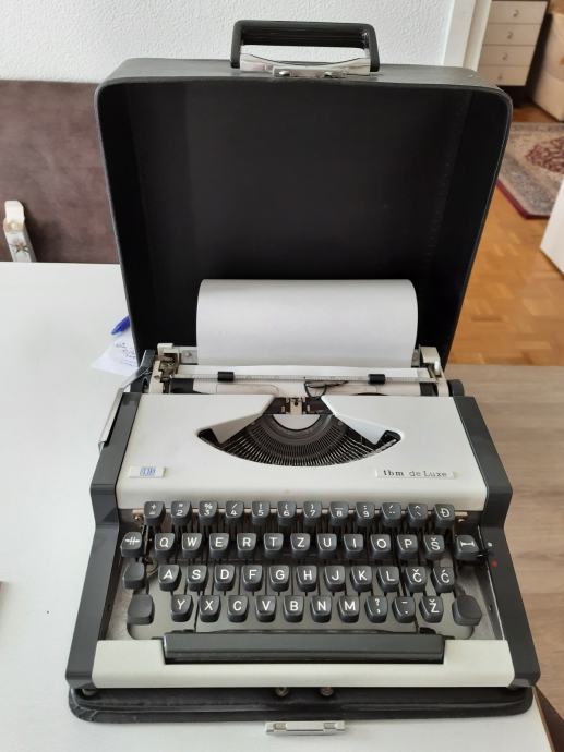 Prodamo delujoč pisalni stroj.