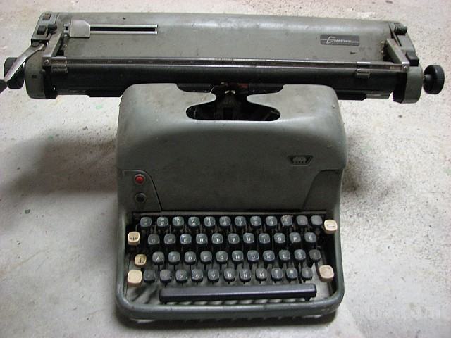 Starinski pisalni stroj Emona