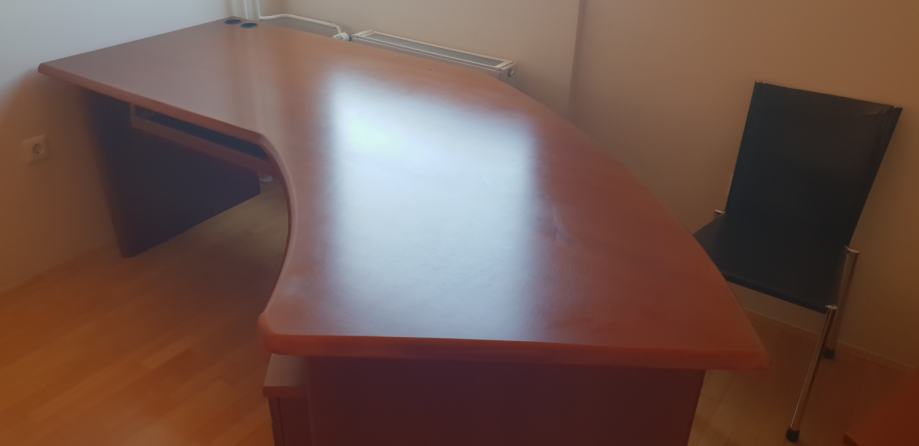 Pisarniška miza s predalnikom in klubsko mizico