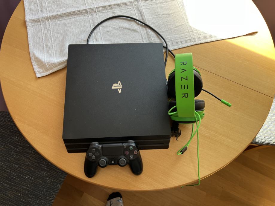 Playstation 4 Pro 1 Tb + Slusalke