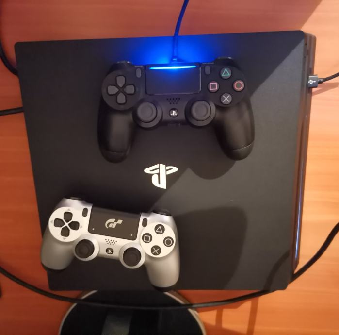 PlayStation 4 pro 1TB + 2x DualShock