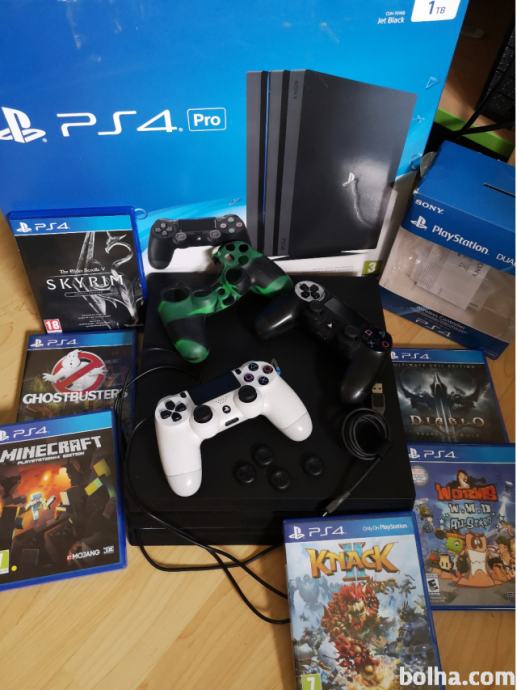 Playstation 4 PRO 1TB +6 iger in 2 controllerja