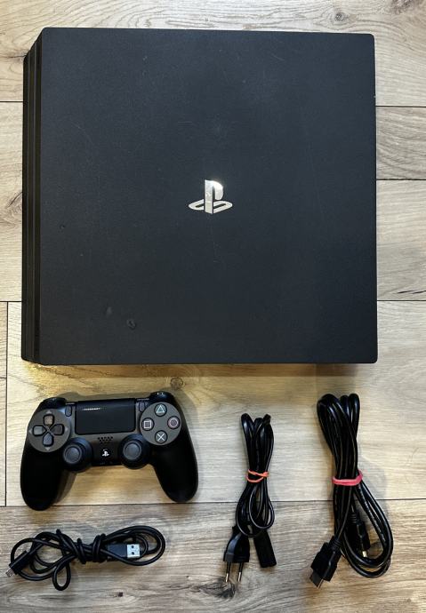 PlayStation 4 PRO 1TB črn CUH-7216B model, LEPO OHRANJENO