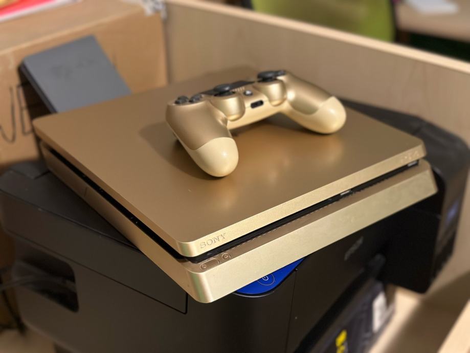 PlayStation 4 slim GOLD