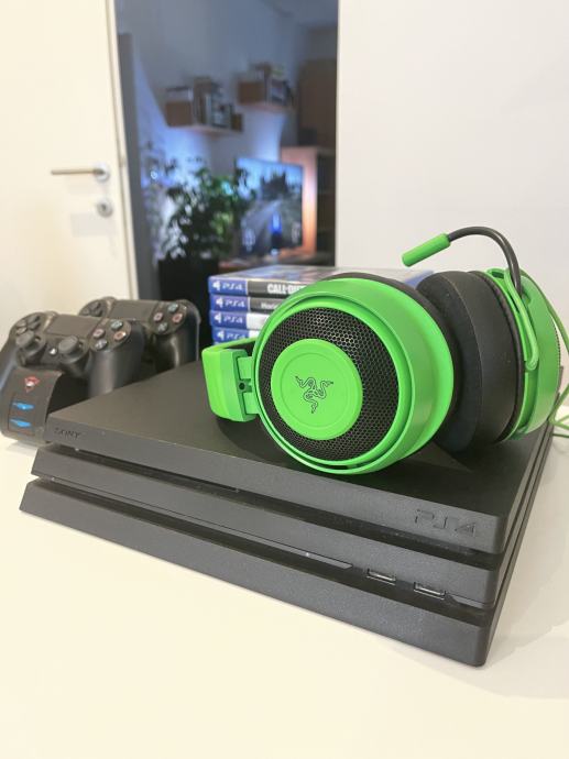 PS4 PRO 1TB + RAZER Slušalke + 2 ročki s polnilno postajo + Igre
