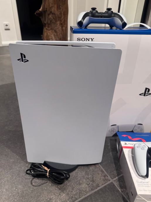 PlayStation 5 z Blu-ray diskom + 2 igralni palčki + 3 igre