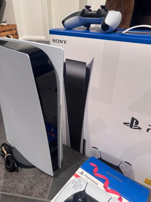 PlayStation 5 z Blu-ray diskom + 2 igralni palčki + 3 igre