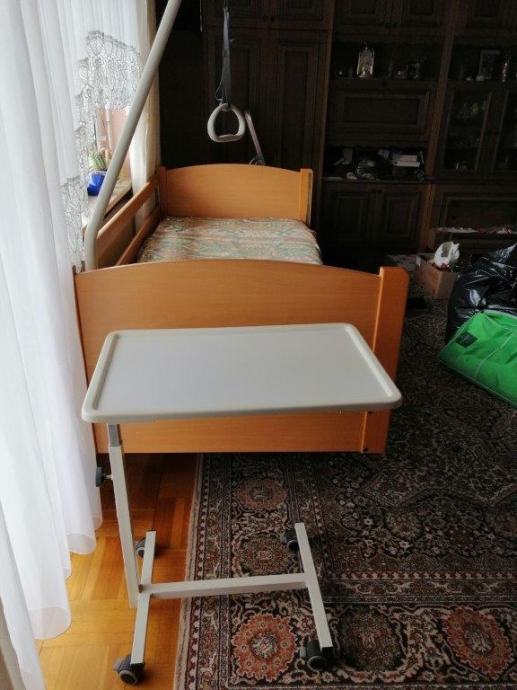 električna negovalna postelja z mizico