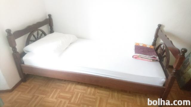 Enojna lesena postelja – rustikalni stil