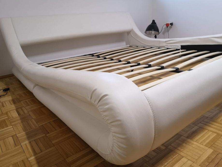 Moderna valovita postelja 180x200 z letvami