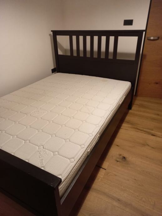 postelja Hemnes IKEA 140x200 cm, kot nova, iz lesa