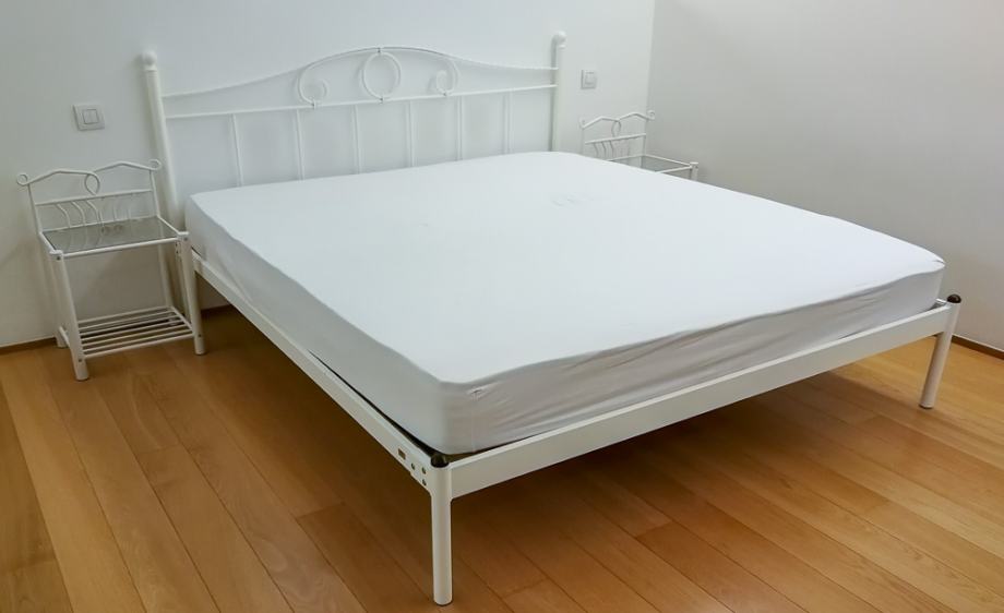 Železna postelja MetalDesign Klasik 200x180, bele barve