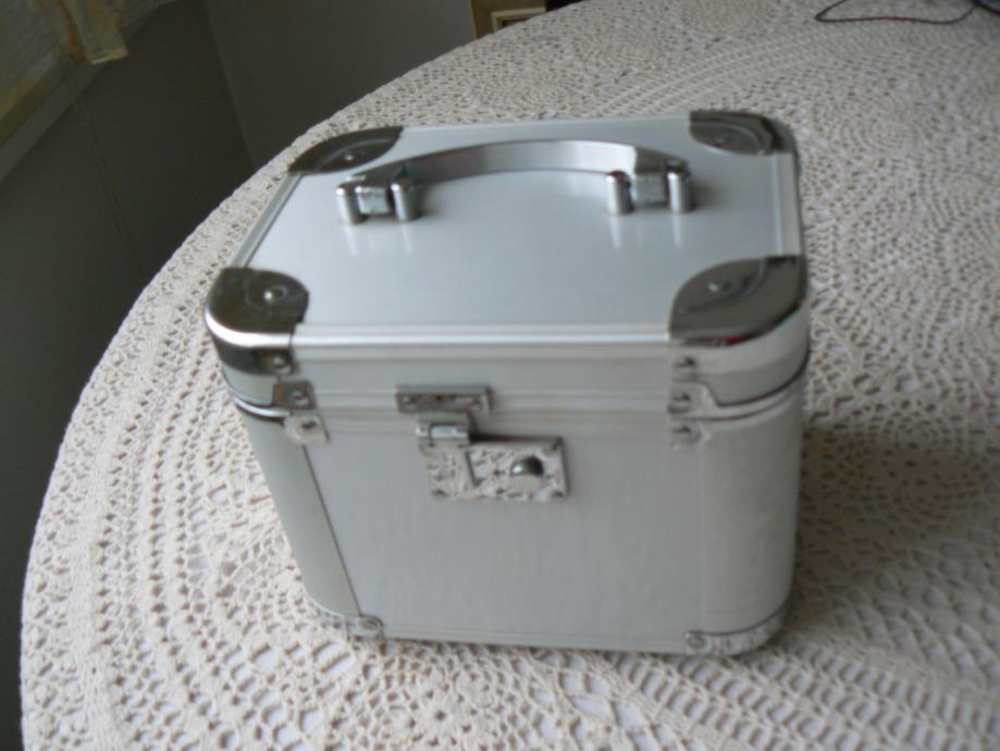 Potovalni kovček, vel. 21,5x15,5x17 cm, lepo ohranjen