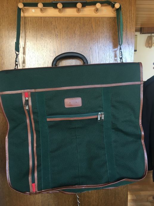 Transportna, zaščitna vreča/torba za poslovne obleke.