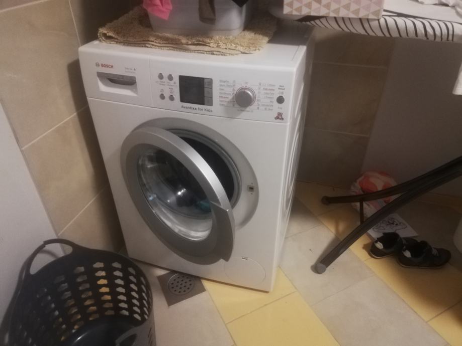 Prodaje se bosh pralni stroj star 5 let