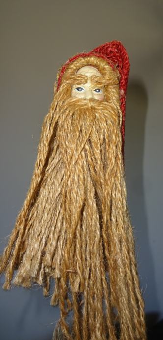 Božiček z dolgo brado in lasmi, na palici