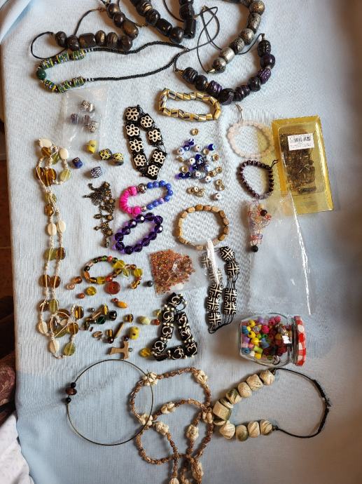 19 kosov nakita in drugega materiala za nakit