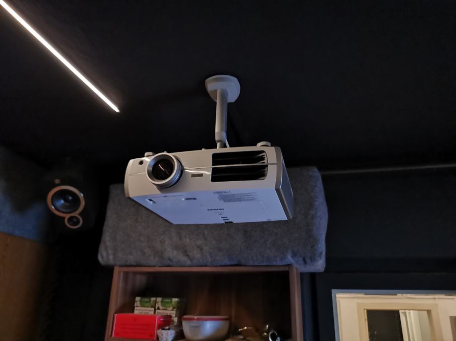 Projektor EPSON EH-TW3600 in motorizirano platno 106"