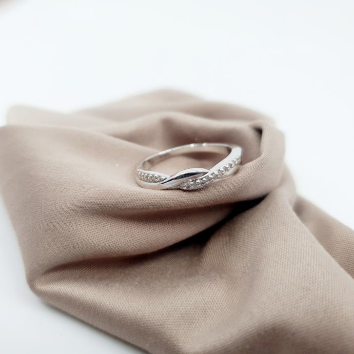 Eleganten prstan ( srebro 925 ) za vsak dan z belimi kristali