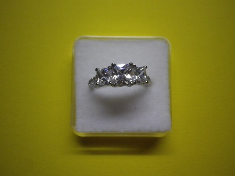 Srebrni prstan z kristali Swarovski