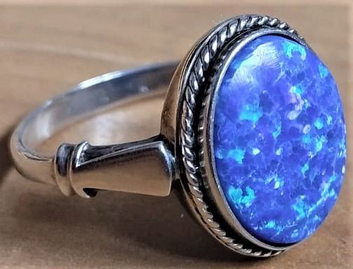 srebrni prstan z modrim opalom