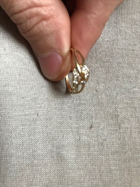 Zlat ženski prstan z diamantnimi kristali
